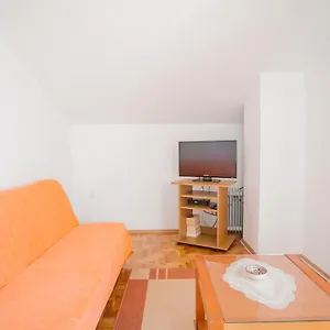 apartments-ivomar.hotels-in-trogir.com/